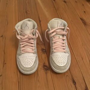 Women’s Air Jordan 1 Mid SE